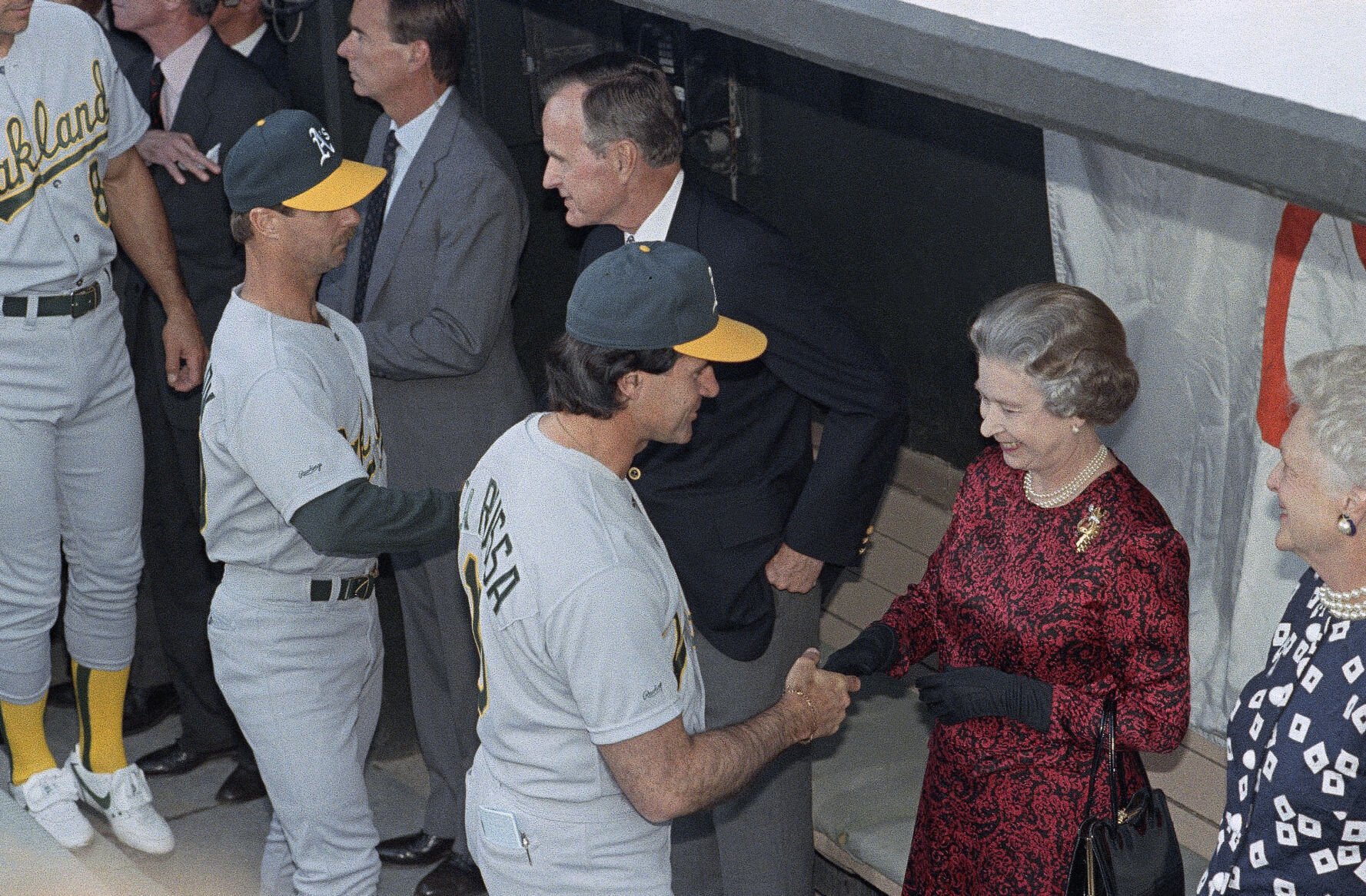 1991: Queen Elizabeth II and President George H.W. Bush